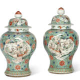 A PAIR OF LARGE CHINESE EXPORT PORCELAIN FAMILLE VERTE VASES AND COVERS - фото 1