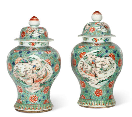 A PAIR OF LARGE CHINESE EXPORT PORCELAIN FAMILLE VERTE VASES AND COVERS - Foto 1