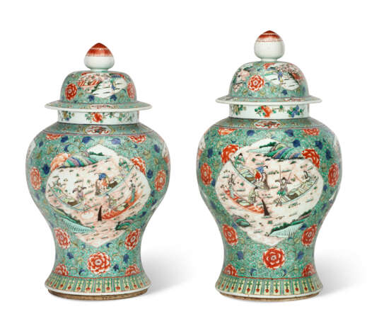A PAIR OF LARGE CHINESE EXPORT PORCELAIN FAMILLE VERTE VASES AND COVERS - фото 2