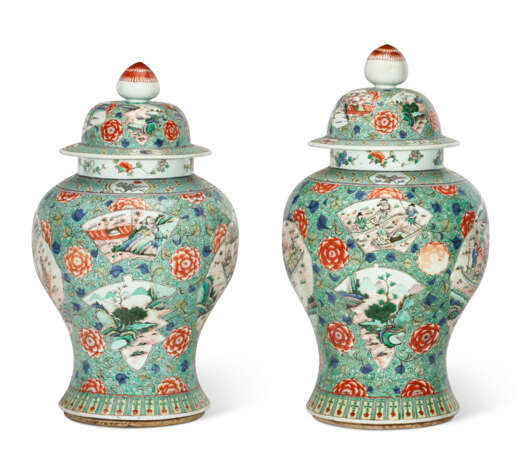 A PAIR OF LARGE CHINESE EXPORT PORCELAIN FAMILLE VERTE VASES AND COVERS - Foto 3