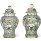 A PAIR OF LARGE CHINESE EXPORT PORCELAIN FAMILLE VERTE VASES AND COVERS - фото 3