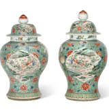 A PAIR OF LARGE CHINESE EXPORT PORCELAIN FAMILLE VERTE VASES AND COVERS - Foto 4