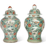 A PAIR OF LARGE CHINESE EXPORT PORCELAIN FAMILLE VERTE VASES AND COVERS - Foto 5