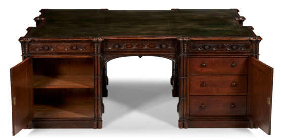 A GOTHIC OAK LIBRARY TABLE - Foto 6