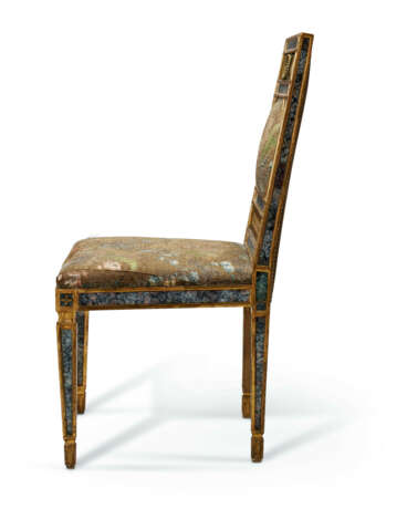 A PAIR OF SOUTH ITALIAN GILT-LEAD AND REVERSE-PAINTED GLASS-MOUNTED GILTWOOD CHAIRS - Foto 4