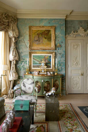 A GEORGE III GREEN AND POLYCHROME-PAINTED SIMULATED MARBLE AND PARCEL-GILT COMMODE - photo 8
