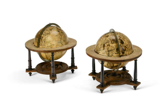 A MATCHED PAIR OF DUTCH TABLE GLOBES - Foto 1