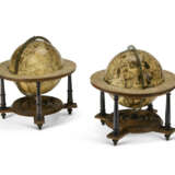 A MATCHED PAIR OF DUTCH TABLE GLOBES - Foto 1