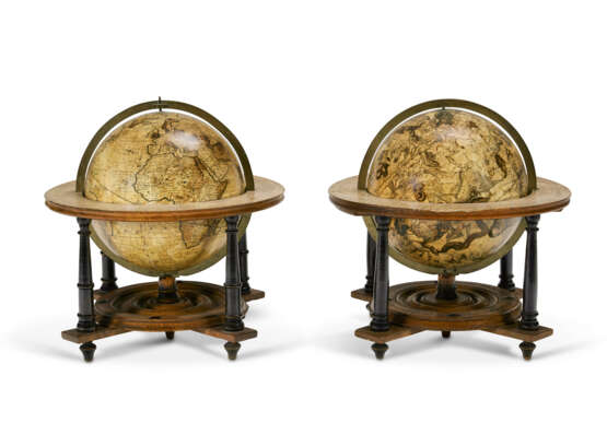 A MATCHED PAIR OF DUTCH TABLE GLOBES - Foto 2