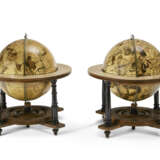 A MATCHED PAIR OF DUTCH TABLE GLOBES - Foto 3