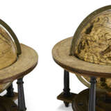 A MATCHED PAIR OF DUTCH TABLE GLOBES - Foto 5