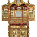 AN ITALIAN PARCEL-GILT RED AND CREAM-JAPANNED AND LACCA POVERA BUREAU CABINET - Foto 3