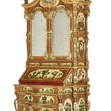 AN ITALIAN PARCEL-GILT RED AND CREAM-JAPANNED AND LACCA POVERA BUREAU CABINET - Foto 5