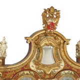 AN ITALIAN PARCEL-GILT RED AND CREAM-JAPANNED AND LACCA POVERA BUREAU CABINET - Foto 8