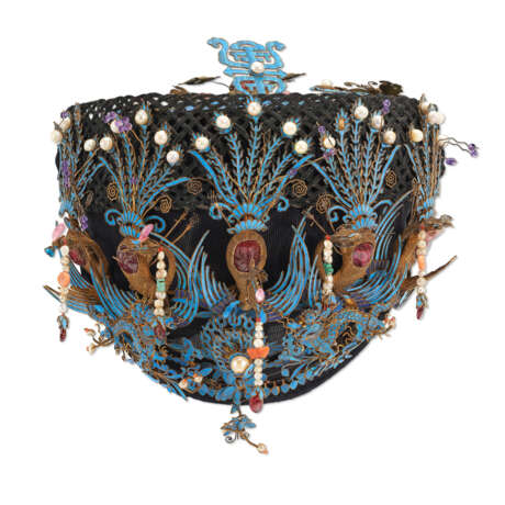 A BEJEWELED KINGFISHER FEATHER-EMBELLISHED HEADDRESS, CHAO GUAN - фото 1