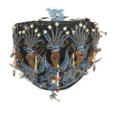 A BEJEWELED KINGFISHER FEATHER-EMBELLISHED HEADDRESS, CHAO GUAN - Foto 1