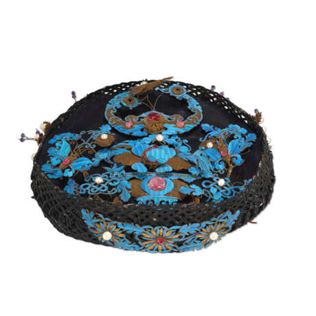 A BEJEWELED KINGFISHER FEATHER-EMBELLISHED HEADDRESS, CHAO GUAN - Foto 3