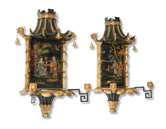 A PAIR OF REGENCY GREEN, GILT AND POLYCHROME-DECORATED TOLE TWIN-BRANCH WALL-LIGHTS - Foto 3