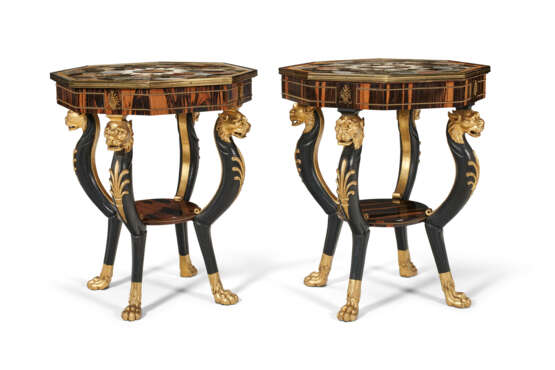 A PAIR OF REGENCY CALAMANDER, EBONIZED AND PARCEL-GILT OCTAGONAL TABLES WITH ITALIAN SPECIMEN MARBLE TOPS - Foto 1