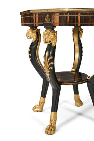 A PAIR OF REGENCY CALAMANDER, EBONIZED AND PARCEL-GILT OCTAGONAL TABLES WITH ITALIAN SPECIMEN MARBLE TOPS - Foto 3