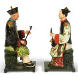 A PAIR OF CHINESE EXPORT POLYCHROME-DECORATED NODDING HEAD FIGURES OF COURT MUSICIANS - Foto 3