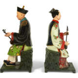 A PAIR OF CHINESE EXPORT POLYCHROME-DECORATED NODDING HEAD FIGURES OF COURT MUSICIANS - фото 4
