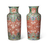 A PAIR OF FAMILLE VERTE VASES - фото 2