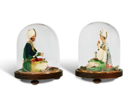 A PAIR OF EARLY VICTORIAN TINTED-WAX `TURKISH` FIGURES - Foto 3