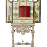A NORTH GERMAN WHITE, BLUE AND POLYCHROME-JAPANNED MEDAL CABINET-ON-STAND - Foto 3