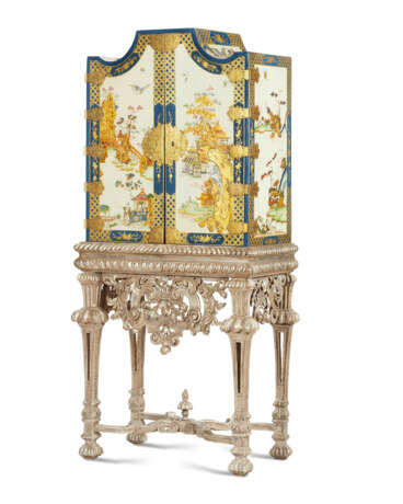 A NORTH GERMAN WHITE, BLUE AND POLYCHROME-JAPANNED MEDAL CABINET-ON-STAND - фото 4