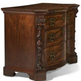 A PAIR OF GEORGE II MAHOGANY PIER COMMODES - Foto 4
