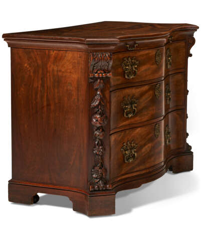 A PAIR OF GEORGE II MAHOGANY PIER COMMODES - Foto 4