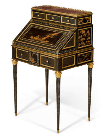 A NAPOLEON III MOTHER-OF-PEARL-INLAID, ORMOLU AND BRASS-MOUNTED JAPANESE LACQUER AND EBONY BUREAU EN PENTE - photo 3
