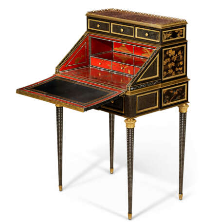 A NAPOLEON III MOTHER-OF-PEARL-INLAID, ORMOLU AND BRASS-MOUNTED JAPANESE LACQUER AND EBONY BUREAU EN PENTE - photo 4