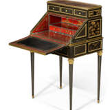 A NAPOLEON III MOTHER-OF-PEARL-INLAID, ORMOLU AND BRASS-MOUNTED JAPANESE LACQUER AND EBONY BUREAU EN PENTE - Foto 4