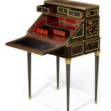 A NAPOLEON III MOTHER-OF-PEARL-INLAID, ORMOLU AND BRASS-MOUNTED JAPANESE LACQUER AND EBONY BUREAU EN PENTE - Foto 5