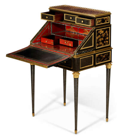 A NAPOLEON III MOTHER-OF-PEARL-INLAID, ORMOLU AND BRASS-MOUNTED JAPANESE LACQUER AND EBONY BUREAU EN PENTE - Foto 5