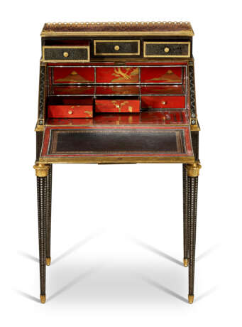 A NAPOLEON III MOTHER-OF-PEARL-INLAID, ORMOLU AND BRASS-MOUNTED JAPANESE LACQUER AND EBONY BUREAU EN PENTE - Foto 6