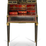 A NAPOLEON III MOTHER-OF-PEARL-INLAID, ORMOLU AND BRASS-MOUNTED JAPANESE LACQUER AND EBONY BUREAU EN PENTE - Foto 6