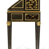 A NAPOLEON III MOTHER-OF-PEARL-INLAID, ORMOLU AND BRASS-MOUNTED JAPANESE LACQUER AND EBONY BUREAU EN PENTE - Foto 7
