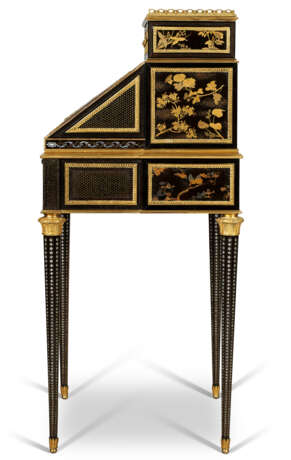 A NAPOLEON III MOTHER-OF-PEARL-INLAID, ORMOLU AND BRASS-MOUNTED JAPANESE LACQUER AND EBONY BUREAU EN PENTE - фото 7
