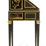 A NAPOLEON III MOTHER-OF-PEARL-INLAID, ORMOLU AND BRASS-MOUNTED JAPANESE LACQUER AND EBONY BUREAU EN PENTE - Foto 8