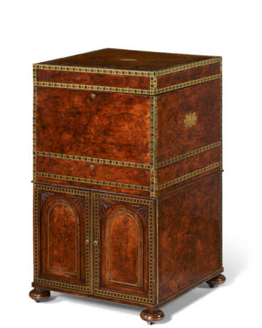 A GEORGE IV BRASS-INLAID BROWN OAK DECANTER CABINET - photo 4