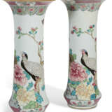 A LARGE PAIR OF CHINESE EXPORT PORCELAIN FAMILLE ROSE BEAKER VASES - Foto 1