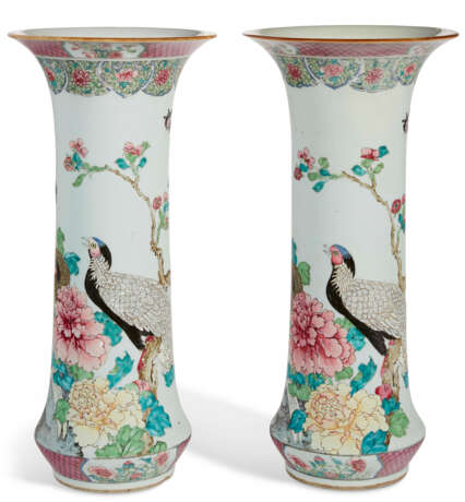 A LARGE PAIR OF CHINESE EXPORT PORCELAIN FAMILLE ROSE BEAKER VASES - Foto 2