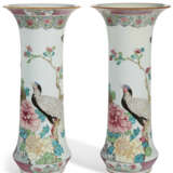 A LARGE PAIR OF CHINESE EXPORT PORCELAIN FAMILLE ROSE BEAKER VASES - фото 2