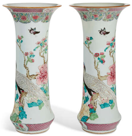 A LARGE PAIR OF CHINESE EXPORT PORCELAIN FAMILLE ROSE BEAKER VASES - фото 3