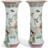 A LARGE PAIR OF CHINESE EXPORT PORCELAIN FAMILLE ROSE BEAKER VASES - Foto 3