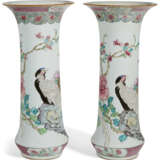 A LARGE PAIR OF CHINESE EXPORT PORCELAIN FAMILLE ROSE BEAKER VASES - фото 4