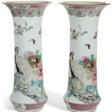 A LARGE PAIR OF CHINESE EXPORT PORCELAIN FAMILLE ROSE BEAKER VASES - Foto 5